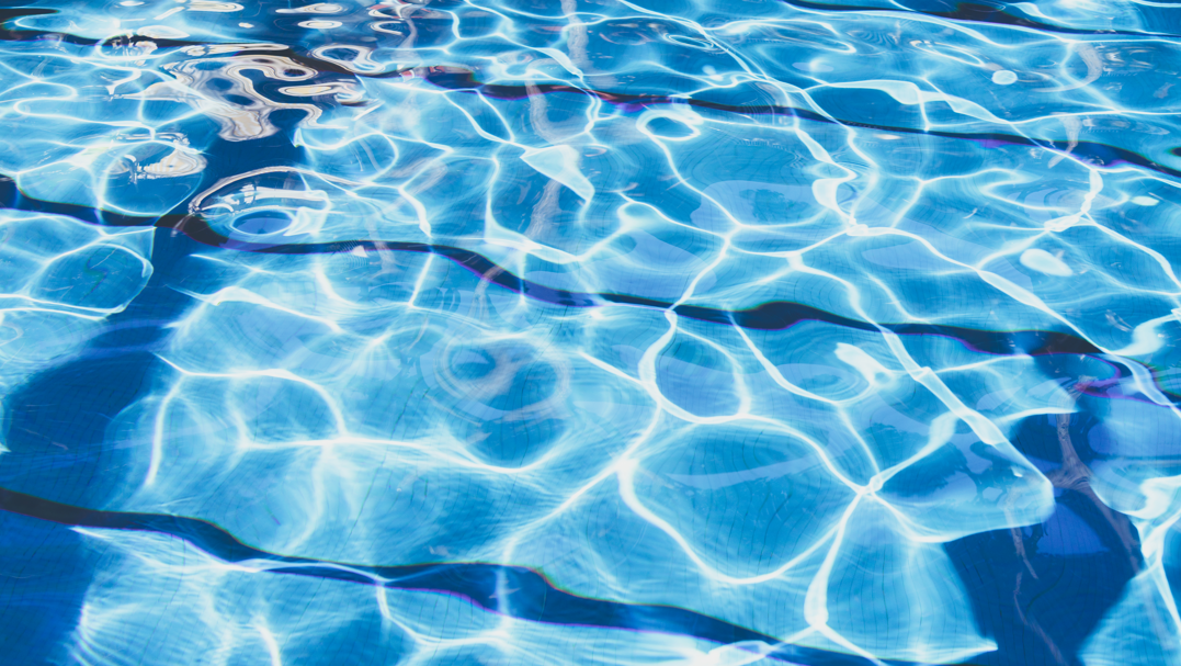 mantenimiento de una piscina con sal