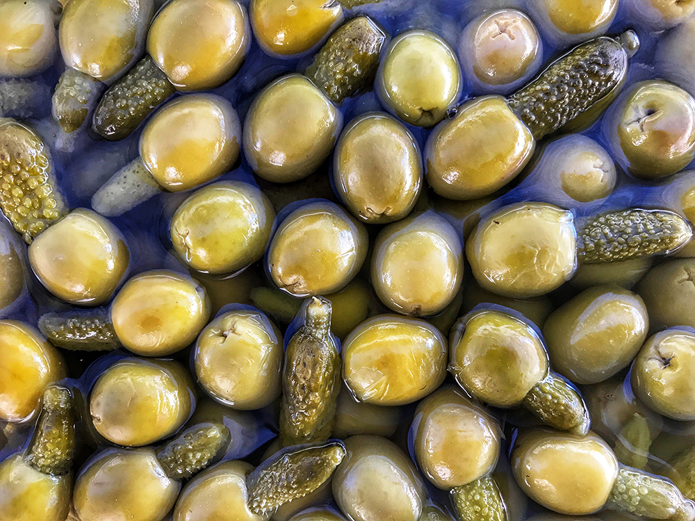 salmuera olivas y pepinillos