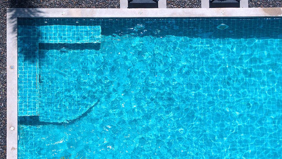 como echar sal en la piscina